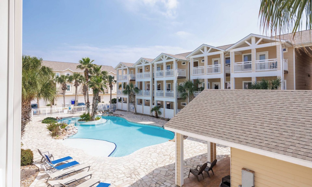 Corpus Christi Condo | Padre Island Retreat | Sleeps 9 | Resort Pool