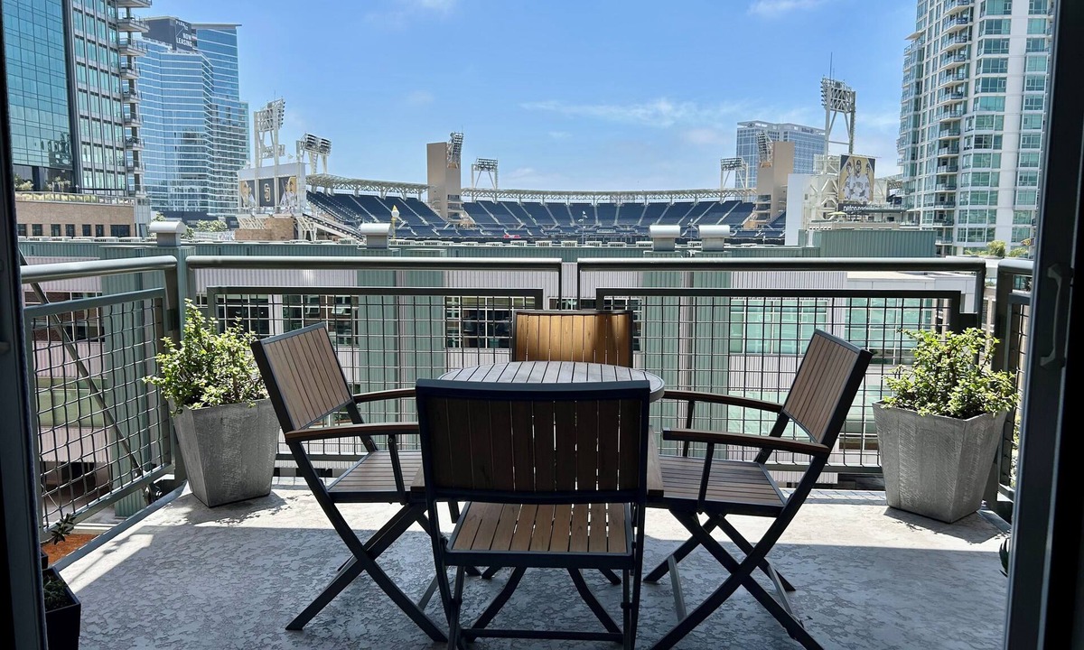 East Village Condo | Padres Season/Petco! Cool Cozy Loft King Bed for 2 Pet Friendly
