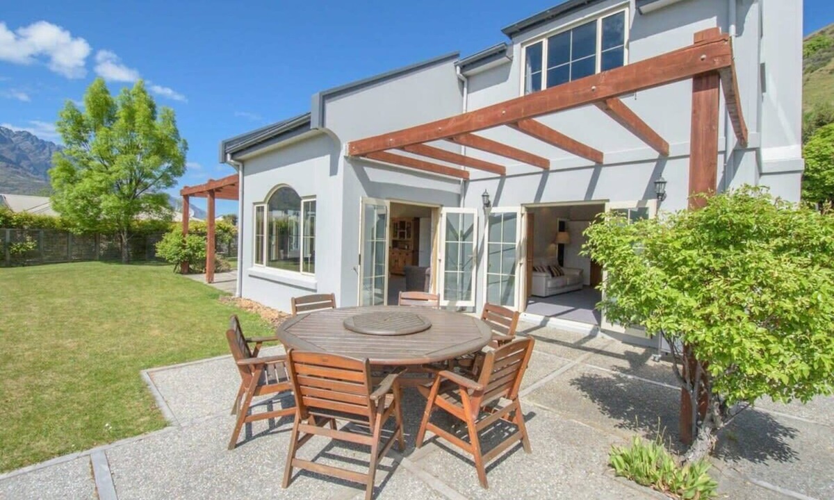 Lower Shotover House | Paeroa View Summary: