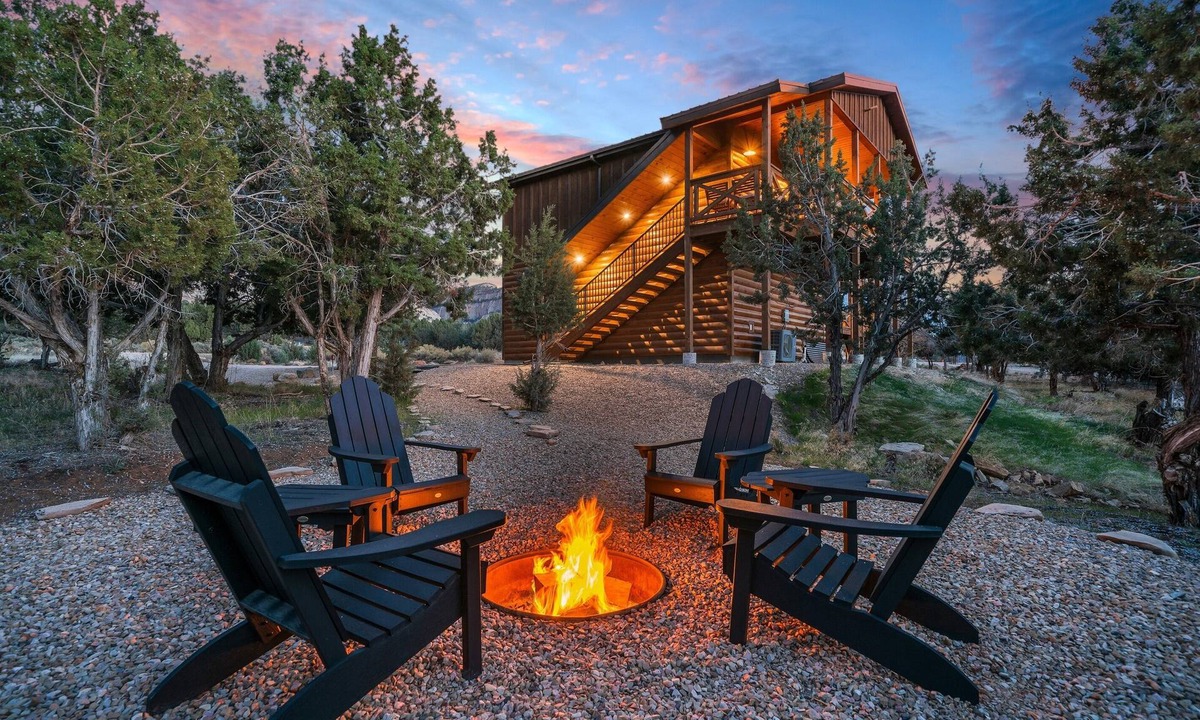 Orderville Cabin | Painted Cliffs| Zion & Bryce |Fire Pit |Hot Tub|