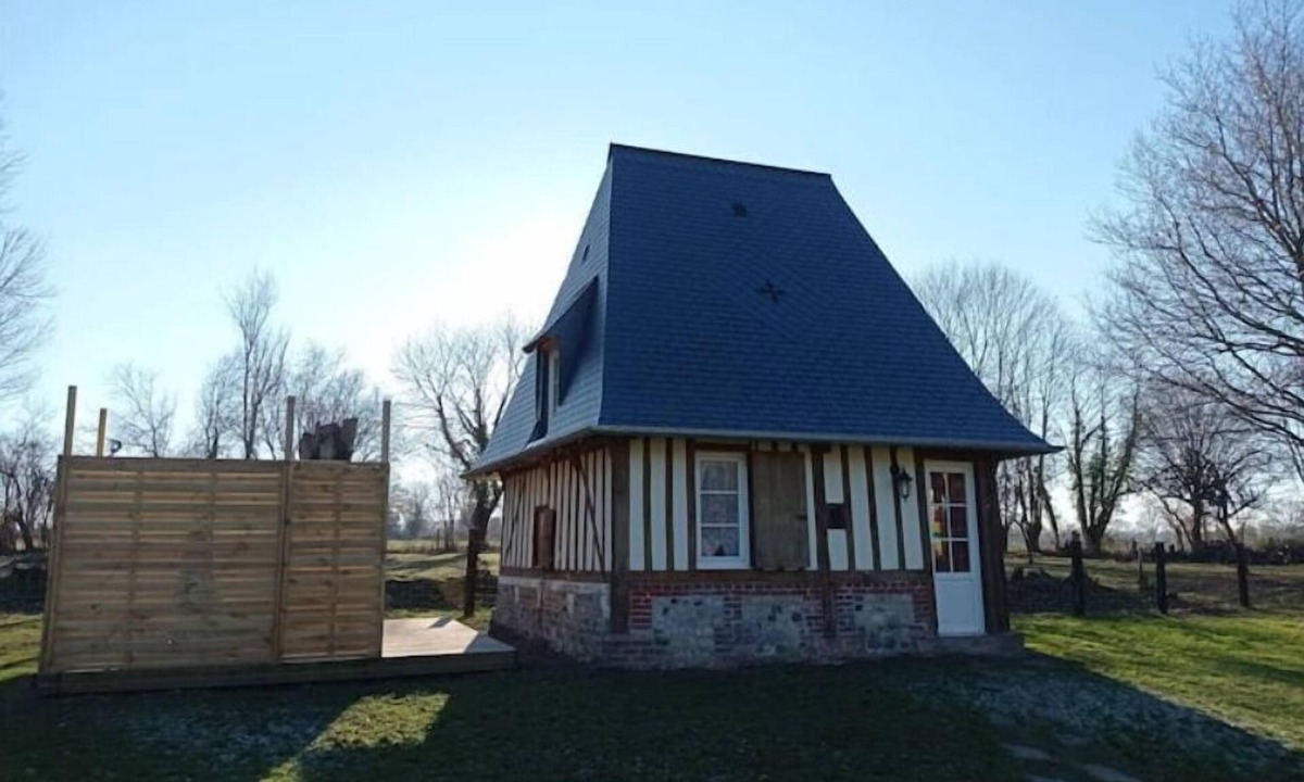 Saint-Etienne-l'Allier House | Paisible Cahute