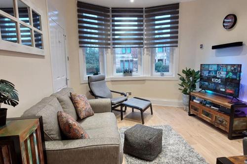 Paisley Apartment | Paisley Pattern Flat West End UWS UNI GLA Glasgow Airport