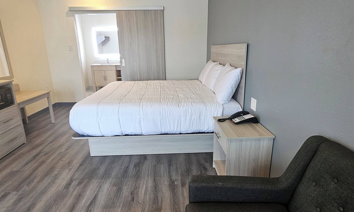 McNair Hotel | Palace Inn Baytown at Harrison St