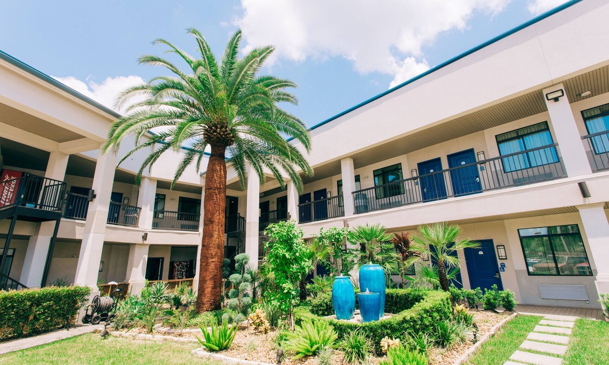 Houston Hotel | Palace Inn Blue I-45 & College Ave