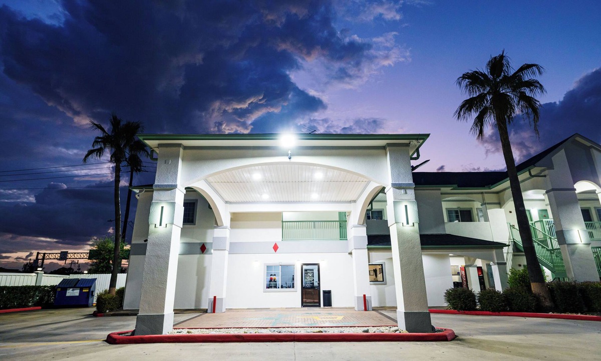 North Shore Hotel | Palace Inn I10East & John Ralston