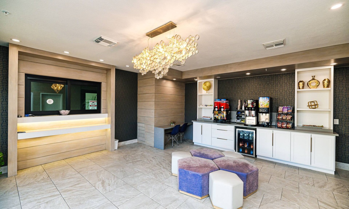 Humble Hotel | Palace Inn IAH Houston Bush Intercontinental Airport