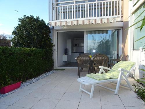 Palavas-les-Flots Apartment | Palavas-les-Flots : T2 cabine climatisé en RDJ avec piscine et parking, à 400m de la plage - FR-1-559-4
