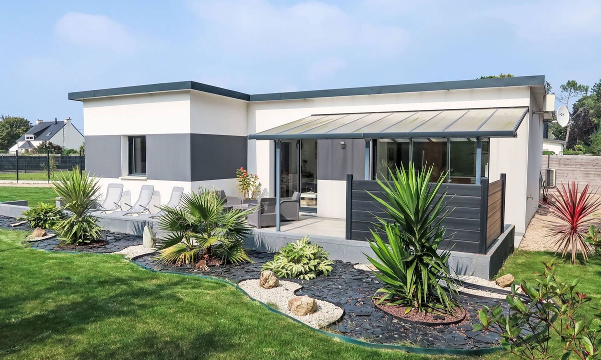 Locquirec House | Palet Breton by Interhome