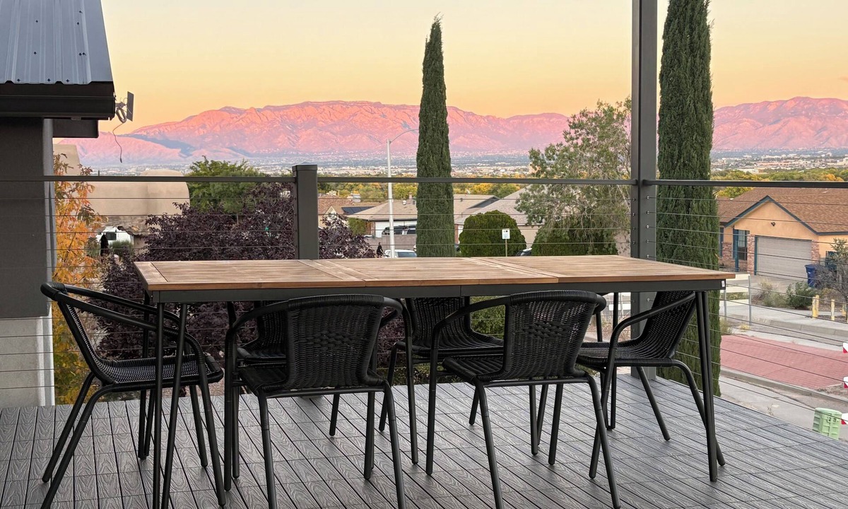Northwest Heights House | Palisades hills home with City Mountain View’s