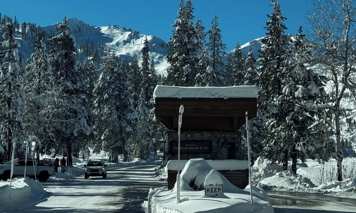 Olympic Valley Resort | Palisades Tahoe- Everline Resort Slopeside with valley views! 1 Bd/1 bth/kitchen