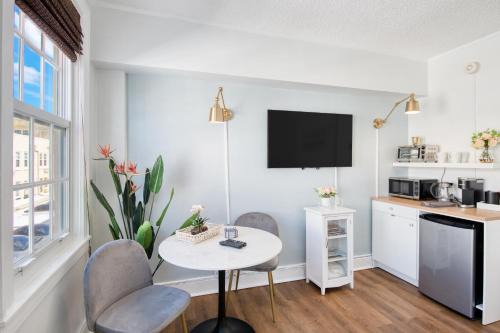 Palm Beach House | Palm Beach Hotel 3008