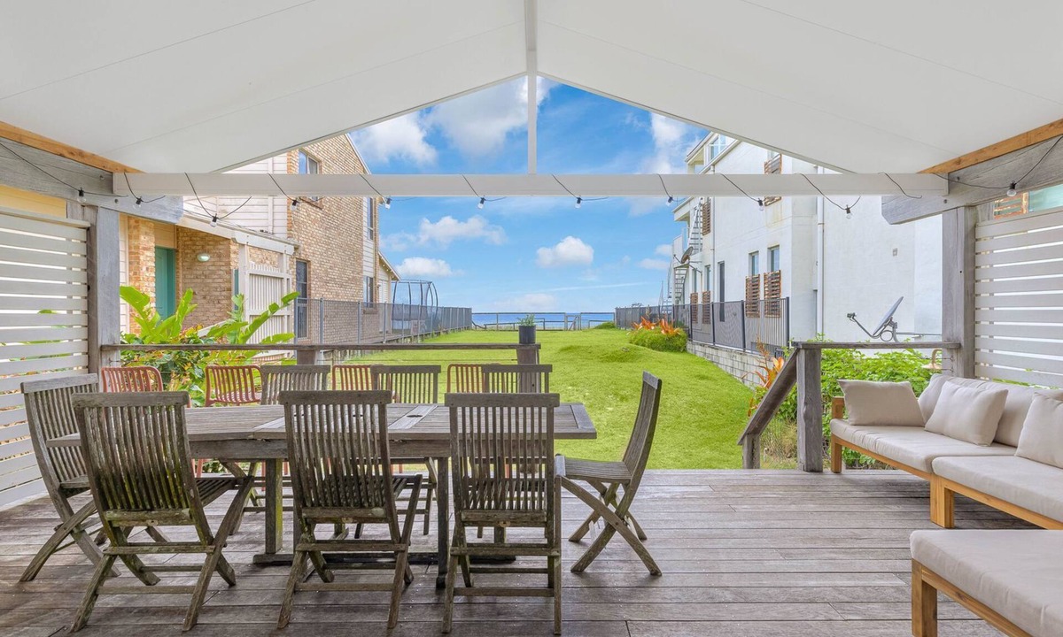 Palm Beach House | Palm Beach Shack - Absolute Beachfront Palm Beach - Pet Friendly (Upon Request) - Linen Provided!