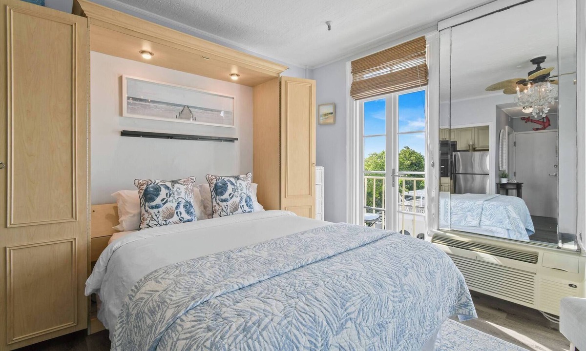 Palm Beach Bed & Breakfast | Palm Beach Tropical Balcony Studio Pool Beach Walk