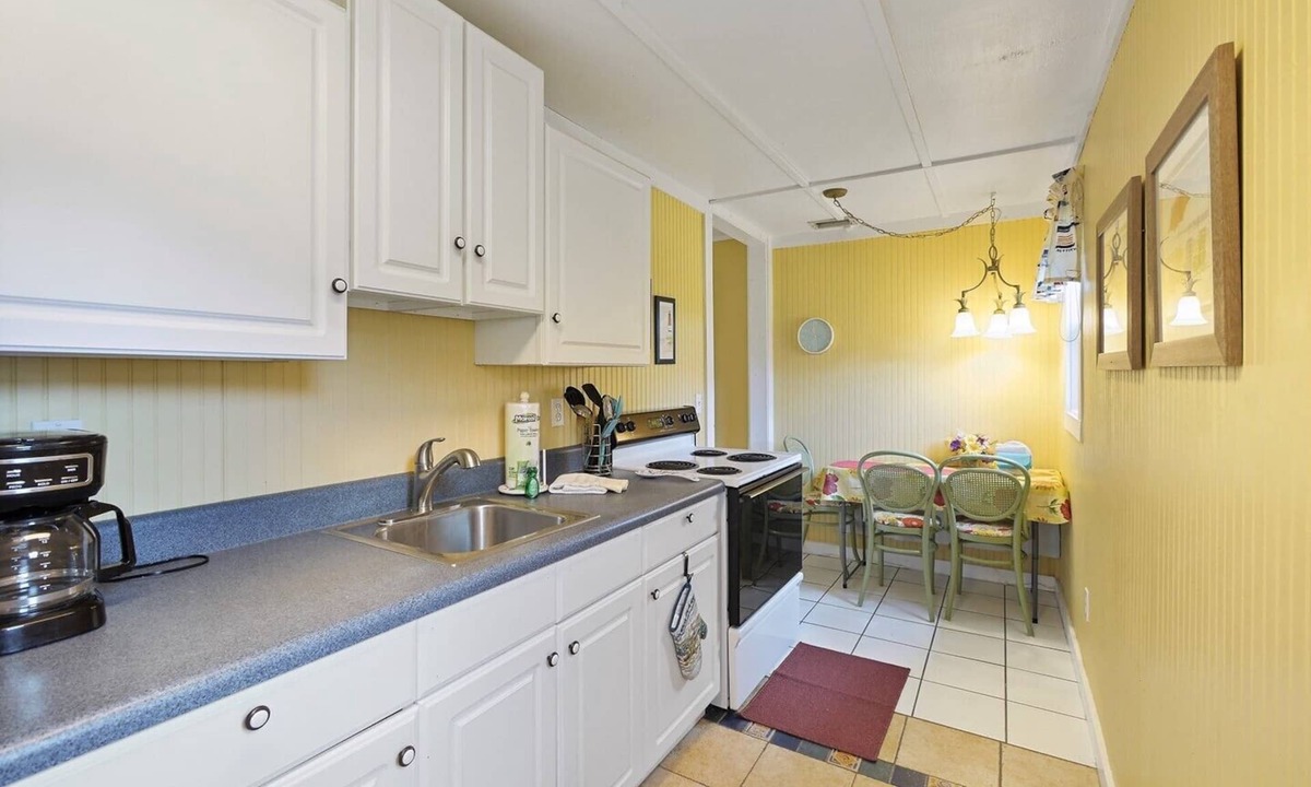 St. Augustine Beach House | Palm Cottage: Cozy 1 Bedroom Beachside Cottage - Dog Friendly