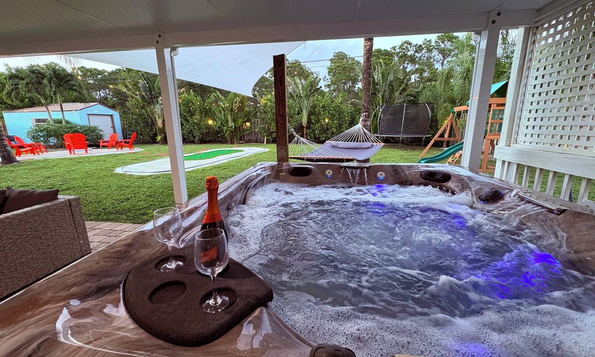 Lake Worth House | Palm Paradise Jacuzzi Hammock Game Yard