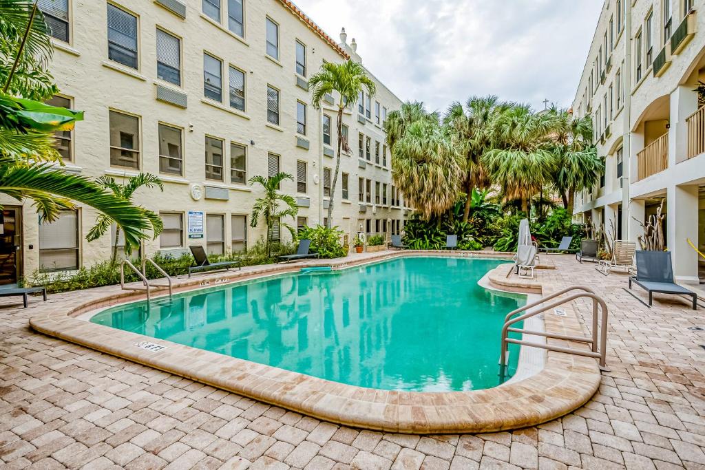 Palm Beach Hotel | Palm Rising