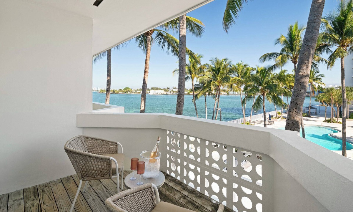 North Bay Village Hotel | Palm Tree Club Miami Hotel