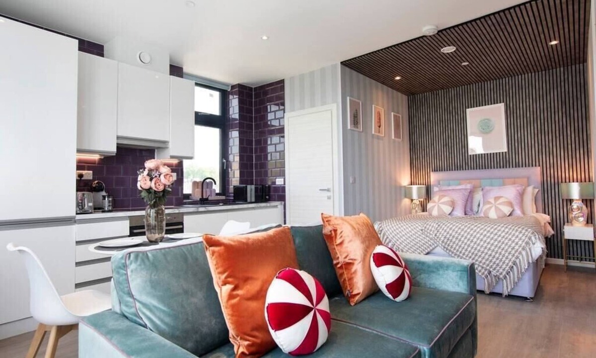 London Borough of Bromley Apartment | Palm Tree House | Candyland