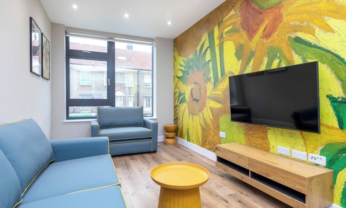 London Borough of Bromley Apartment | Palm Tree House | Van Gogh