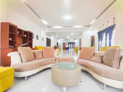 Klaten Selatan House | Palma Family Hall Klaten I Fun open concept house in central Klaten