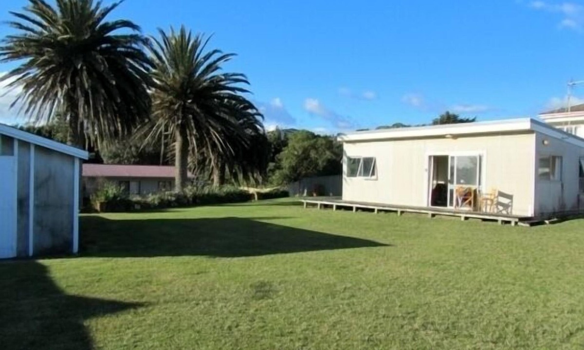 Waitarere Beach House | Palms Bach - Waitarere Beach Bach