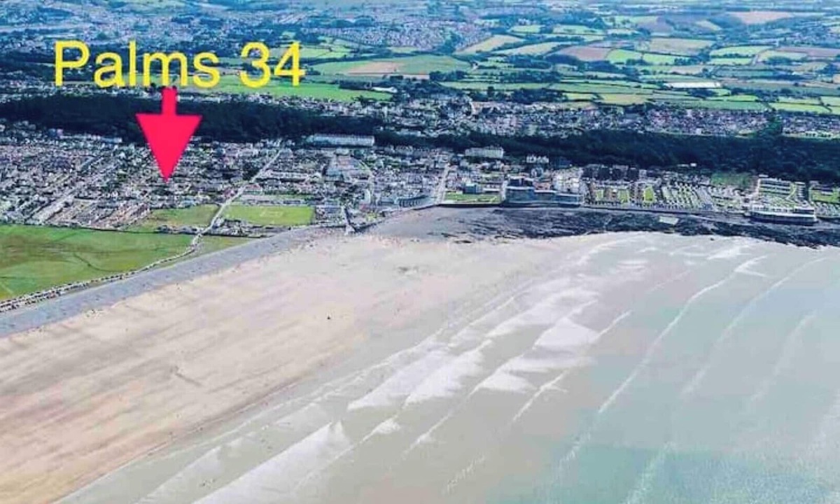 Westleigh House | Palms34! Great Central Location 5 mins walk 2 beach