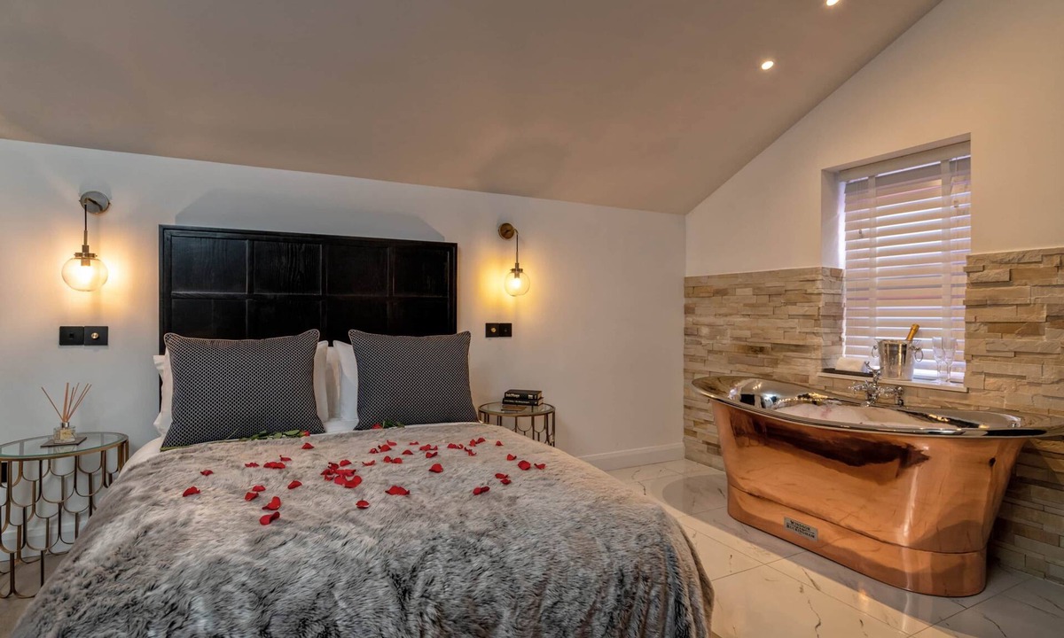 Inverness City Centre Apartment | Pamper Yourself in our DOUBLE SIZED copper tub