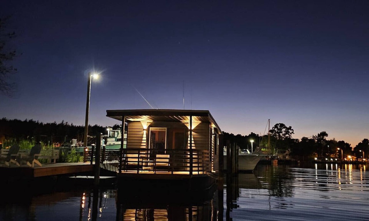 Forked River Boat Rental | Panama Float Home Riverfront Fire Pit Kayaks