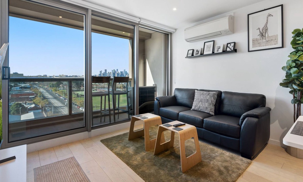 Flemington Apartment | Panoramic City Views, Steps from Racecourse
