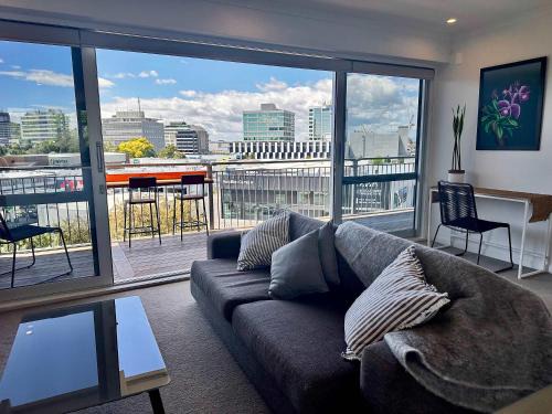 Hamilton Lake Apartment | Panoramic City Views in a Modern Central Apartment