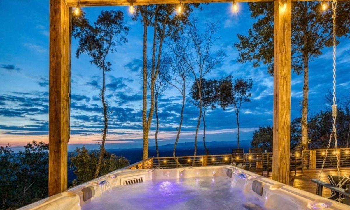 East Ellijay Cabin | Panoramic Mountain & Sunset View · 3 King Suites · Sauna · XL Hot Tub · Fire Pit
