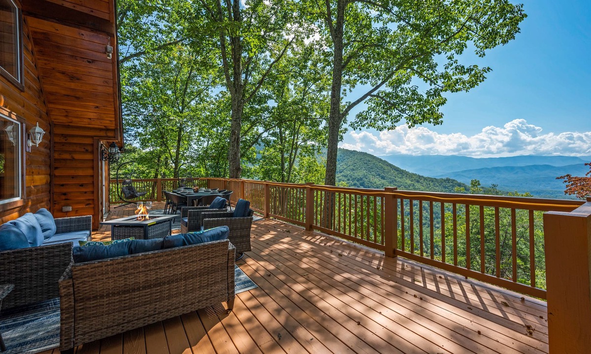 Sevierville Cabin | Panoramic Mountain Views & Private Hot Tub! 35 min to Pigeon Forge!