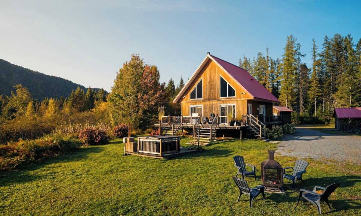Saint-Raymond Cabin | Panoramic Mountain Views, Hot tub and Fireplace