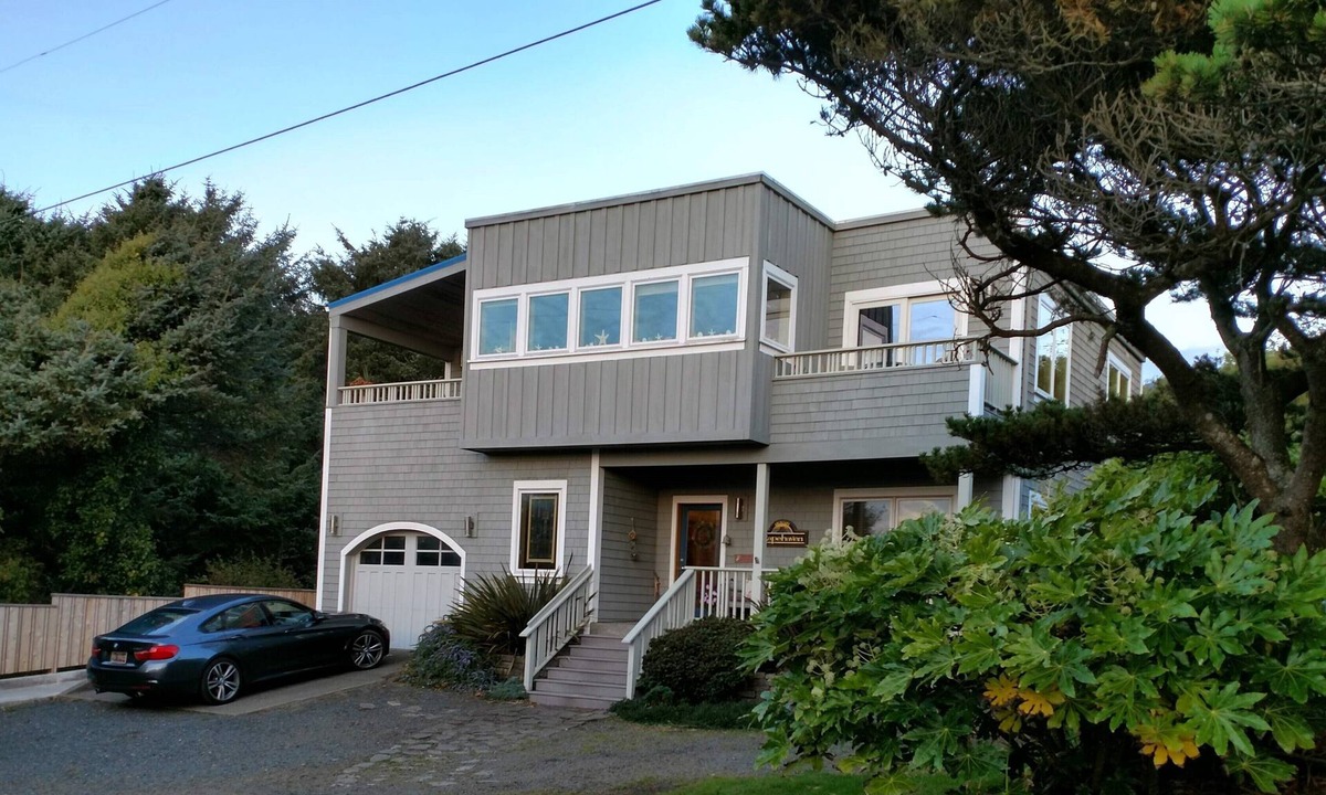 Arch Cape House | Panoramic Ocean View, less than 2 minute walk to beach - with hot tub