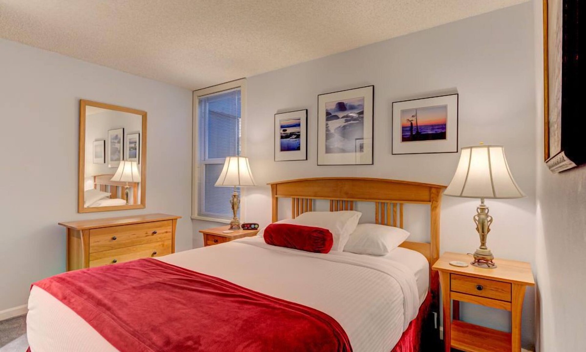 Otter Rock Apartment | Panoramic Ocean-View Studio with Balcony