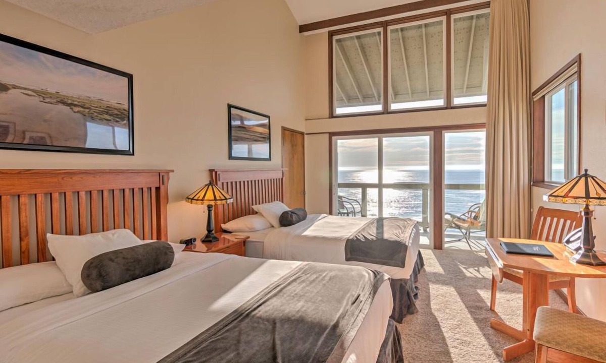 Otter Rock Condo | Panoramic Ocean-View Room with 2 Queen Beds