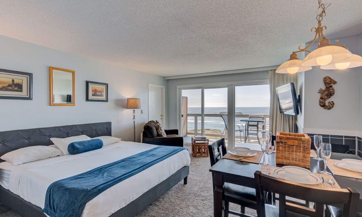 Otter Rock Apartment | Panoramic Ocean View Studio with Full Kitchen