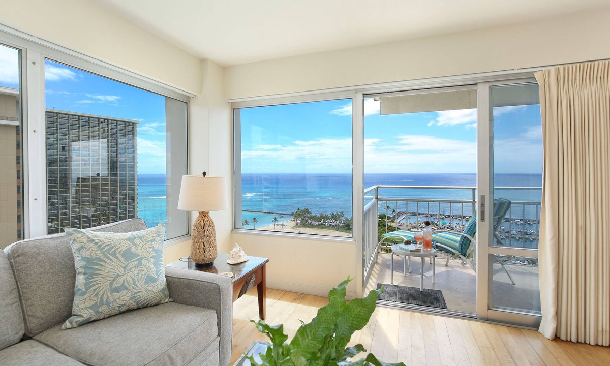 Waikiki Condo | Panoramic Ocean Views Remodel - FREE Parking/Wi-Fi, AC, Washlet, Sleeps 6