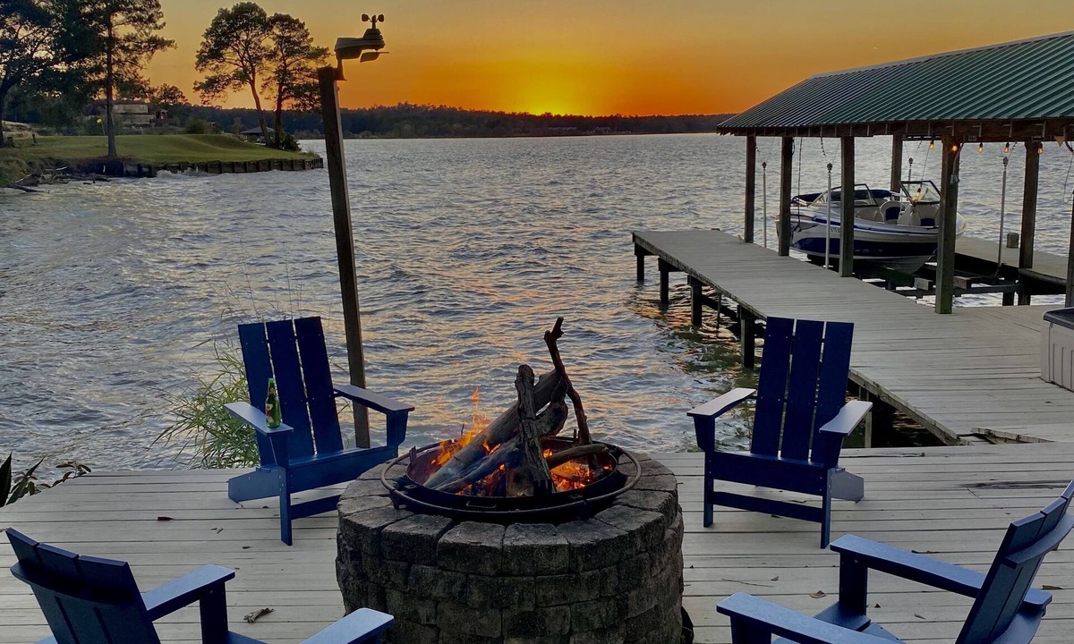 Oakhurst House | Panoramic Paradise - 1.5 acre Waterfront Lake Livingston Home