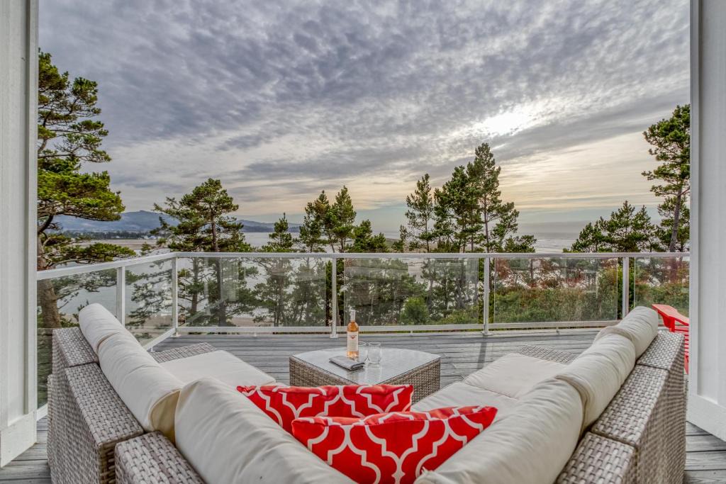 Lincoln City House | Panoramic Point