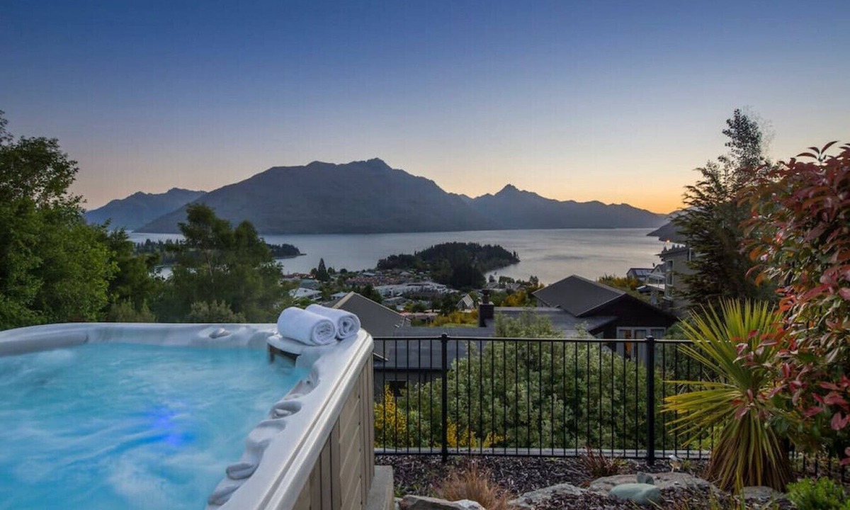 Queenstown City Centre Villa | Panoramic Queenscliff | Great location | Spa with a view