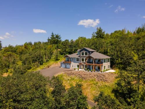 Carrolls Apartment | Panoramic River Views - Nature Framed in Every Window