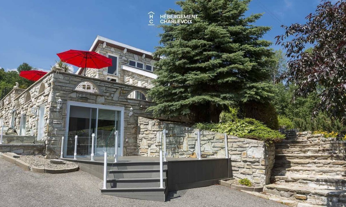 Baie-St-Paul House | Panoramic view on the river