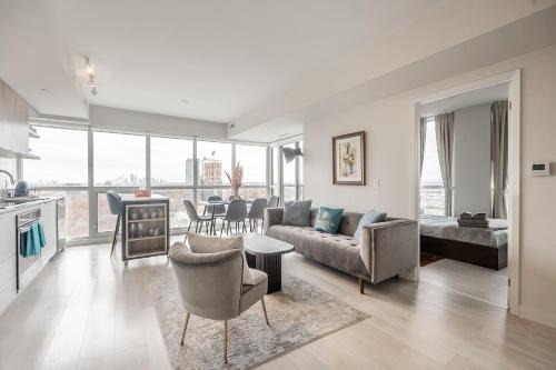 Flemingdon Park Apartment | Panoramic view Condo 2 BR 2 BA Free parking