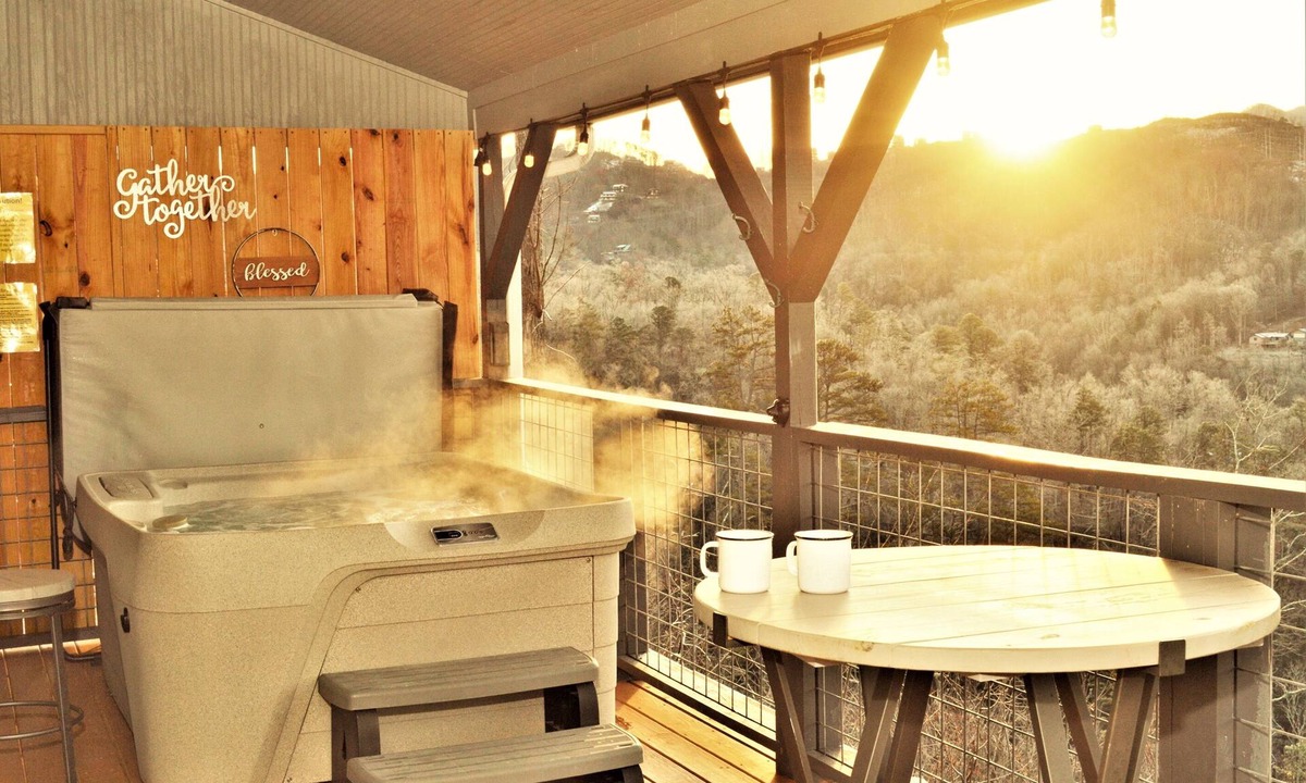 Gatlinburg Ski Chalet | Panoramic Views, LED Hot Tub, King Suite, Wi-Fi, Minutes to Downtown Gatlinburg