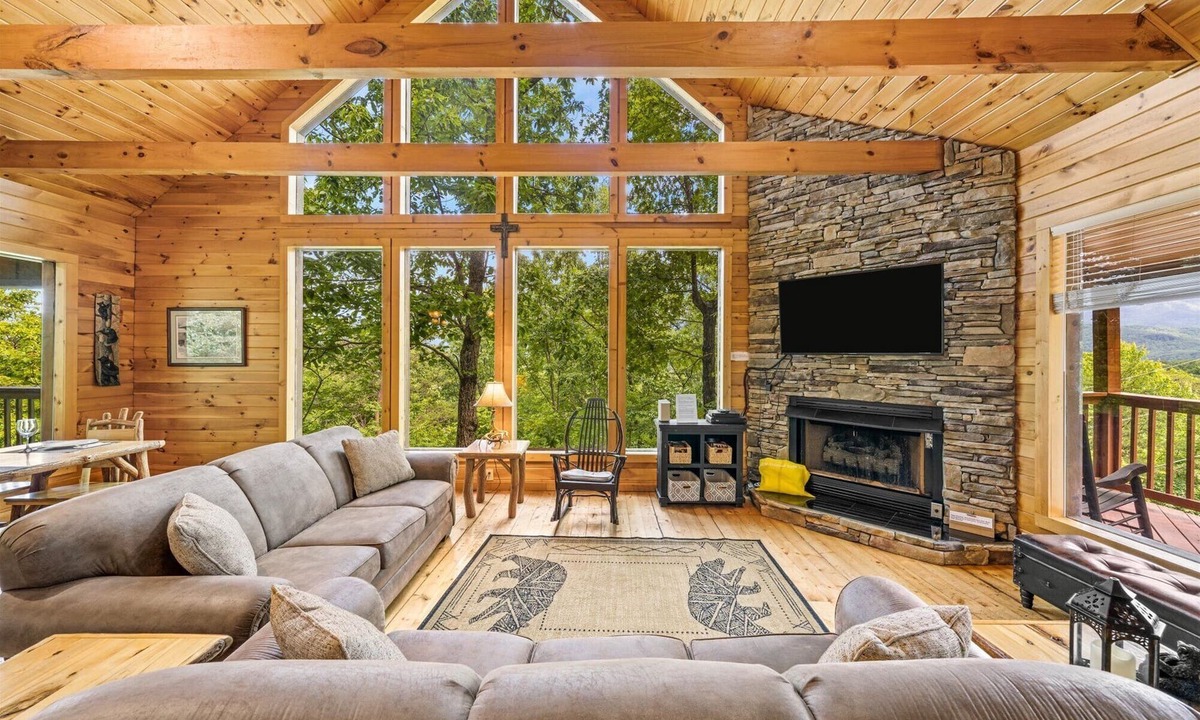 Gatlinburg Cabin | PANORAMIC VIEWS OF GREAT SMOKY MTS. STUNNING VIEWS OF MT. LECONTE ALL YEAR
