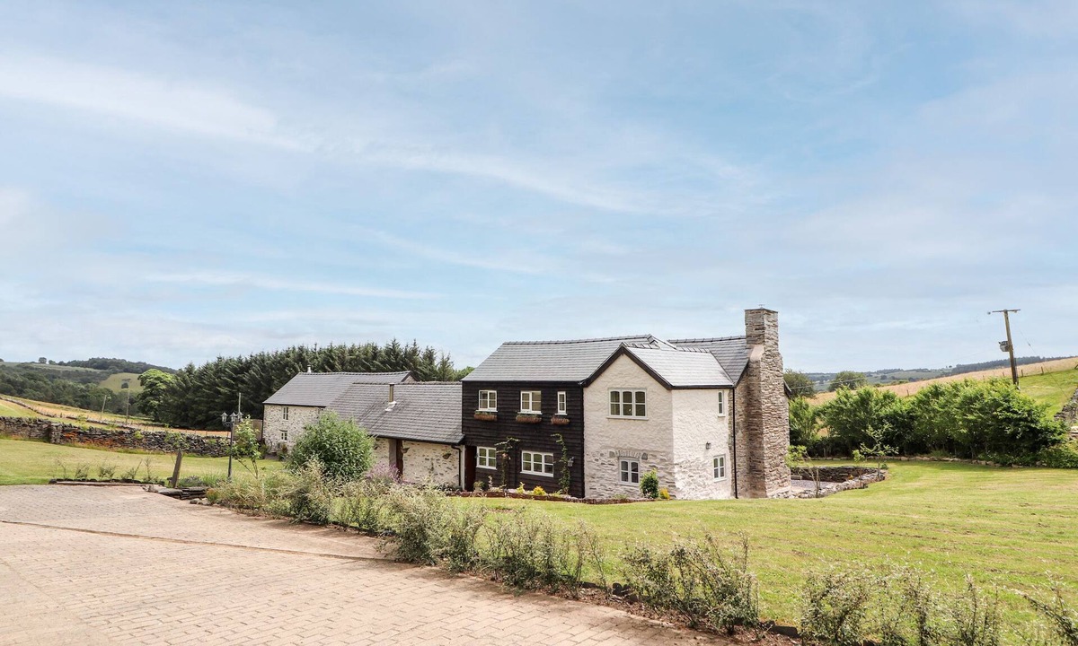Pontfadog Cottage | PANT DAFYDD GOCH, pet friendly, with open fire in Llangollen