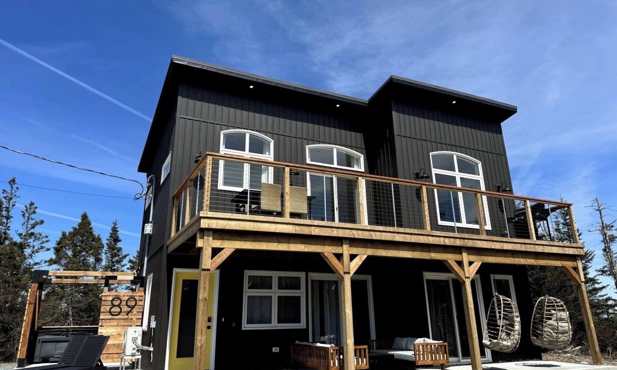 Clam Bay House | Panthers Pad and Tiger Den with two Hot Tubs