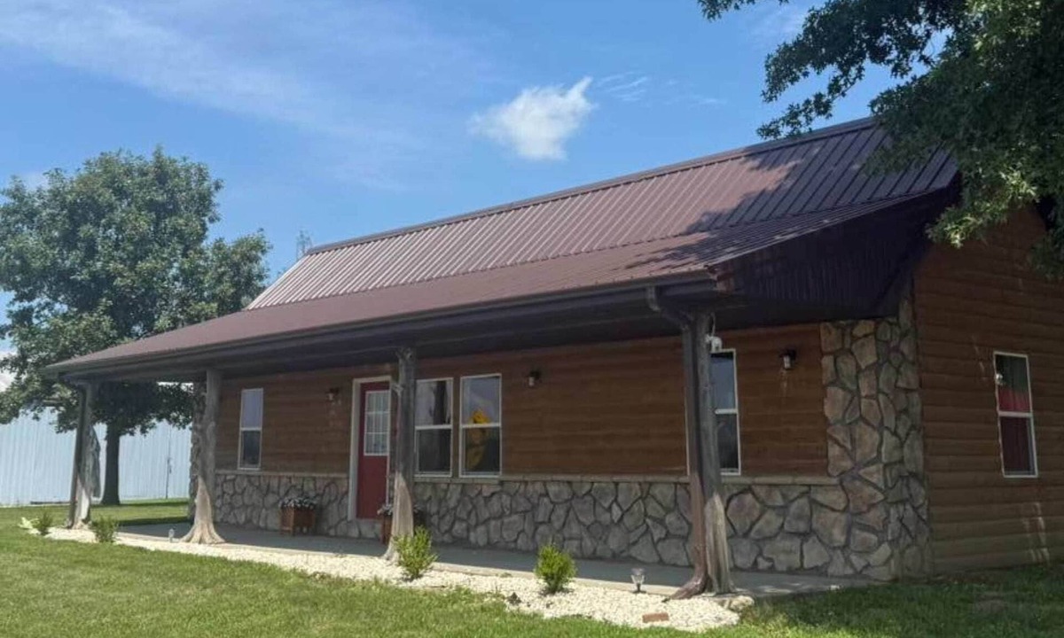 Olney House | Papa's Cabin - 40 acres & 5 acre lake!
