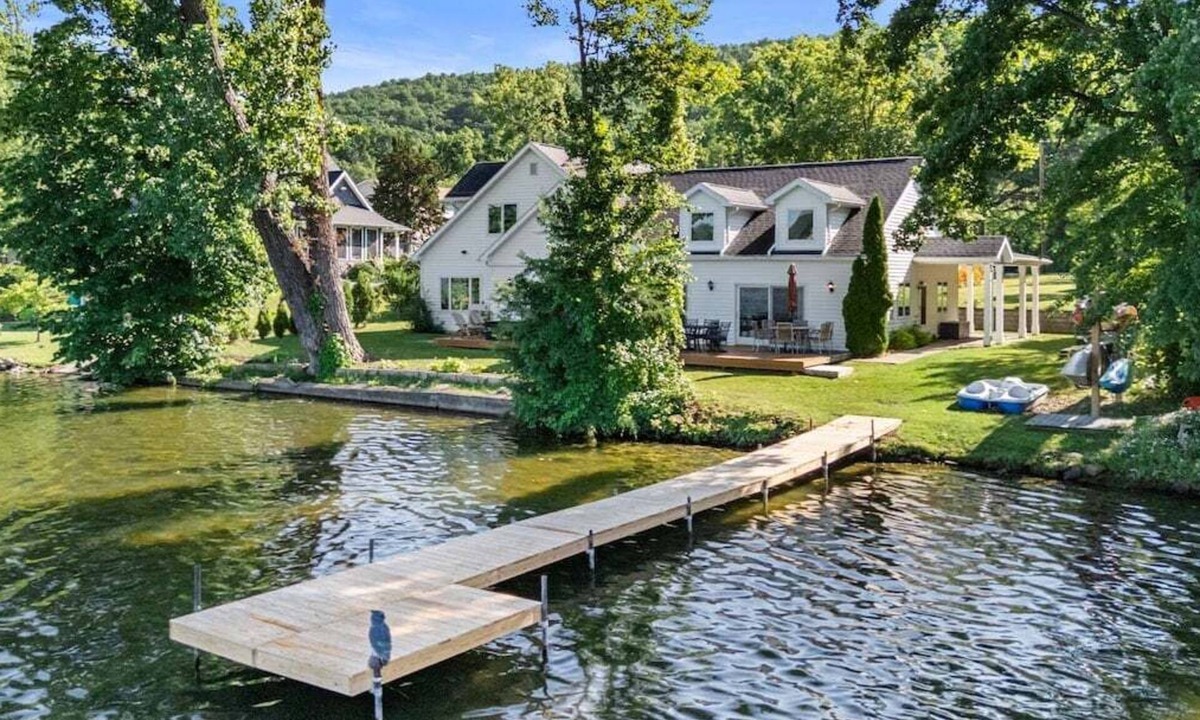 Dundee House | Papa`s Paradise: private lake home with pool table